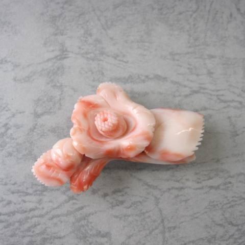 ピンク珊瑚椿の花の彫りの帯留め/着物/浴衣/和装小物/『宝石さん