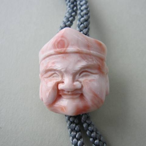 ピンク珊瑚恵比寿様の彫りループタイ /人絹/メンズアイテム/『宝石