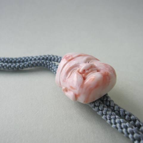 ピンク珊瑚恵比寿様の彫りループタイ /人絹/メンズアイテム/『宝石