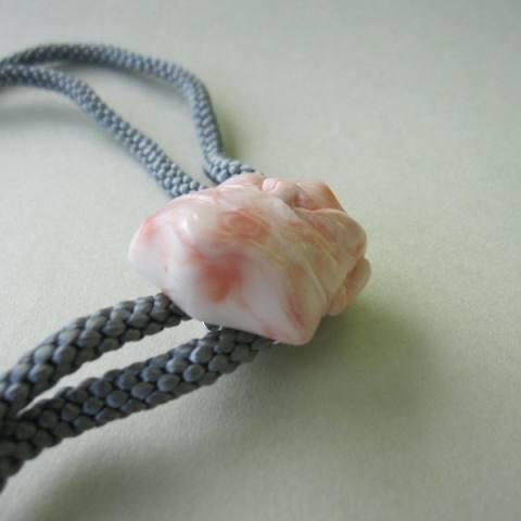 ピンク珊瑚恵比寿様の彫りループタイ /人絹/メンズアイテム/『宝石