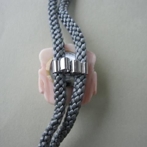 ピンク珊瑚恵比寿様の彫りループタイ /人絹/メンズアイテム/『宝石