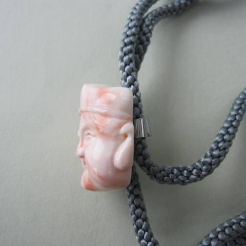 ピンク珊瑚恵比寿様の彫りループタイ /人絹/メンズアイテム/『宝石