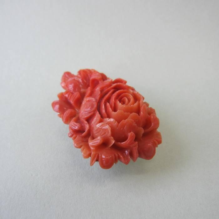 日本・高知産赤珊瑚の 美しい牡丹の花の彫り帯留 /SILVER/「あか 日本・高知産赤珊瑚の 美しい牡丹の花の彫り帯留 /SILVER/「あか
