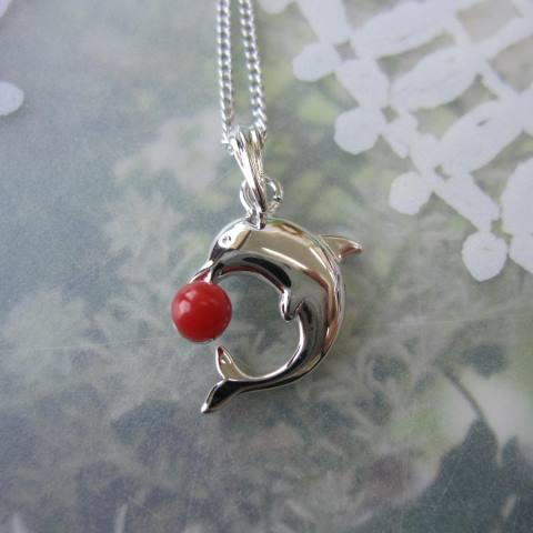 日本・高知産赤珊瑚の イルカモチーフペンダントトップ /3.8ミリ