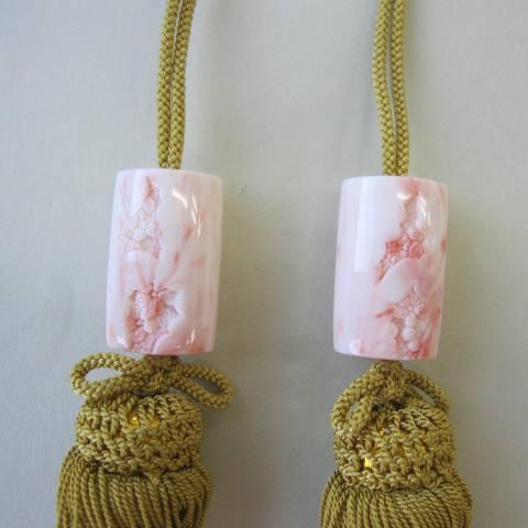 ピンク珊瑚彫刻-菊（置物）449KN ピンク珊瑚彫刻-菊（置物）449KN 高品質]ピンクタルク彫刻うさぎ