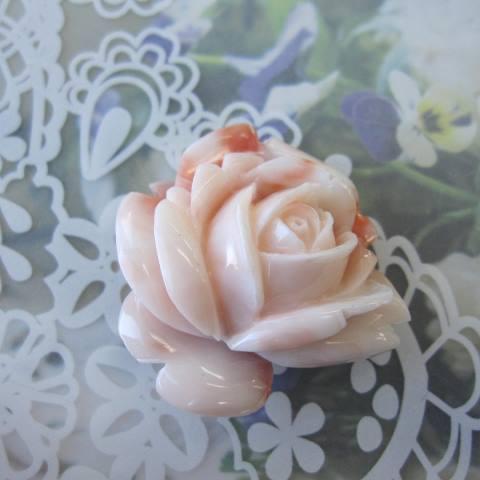 ピンク珊瑚薔薇の花の彫り帯留め  着物 浴衣 和装小物 『宝石さんご』