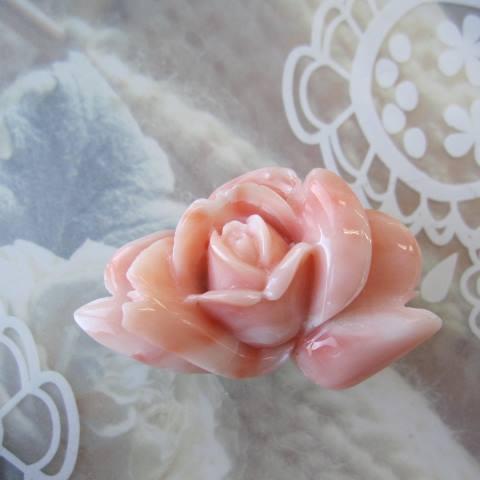 完売】 ピンク珊瑚薔薇の花の彫り帯留め 着物 浴衣 和装小物 宝石さん