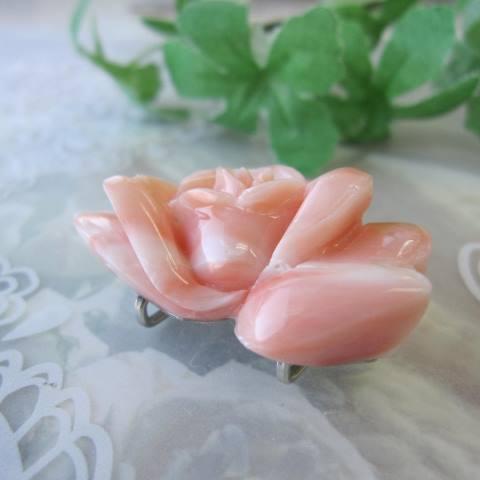 ピンク珊瑚薔薇の花の彫り帯留め /着物/浴衣/和装小物/『宝石さんご 
