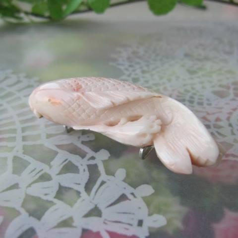 ピンク珊瑚鯉の彫りの帯留め 兼ペンダント/真鍮裏張り/『宝石さんご 