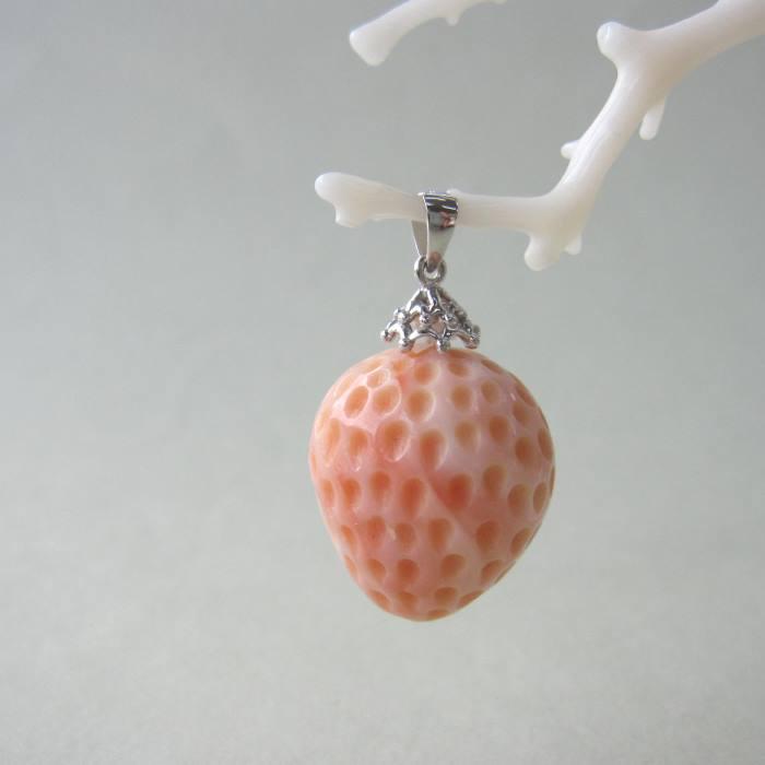 桃珊瑚 キュートなイチゴ ペンダントトップ K18WG 苺 ストロベリー  