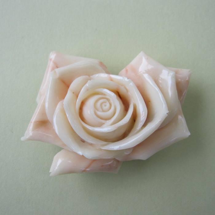 ミッド珊瑚 豪華 薔薇の花 帯留め 真鍮裏張り 着物 浴衣 和装小物 宝石  