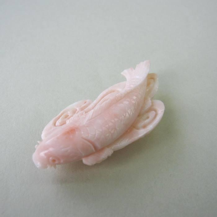 ピンク珊瑚鯉の彫りの帯留め 洋銀 帯 和装小物 『宝石サンゴ』 珊瑚婚 