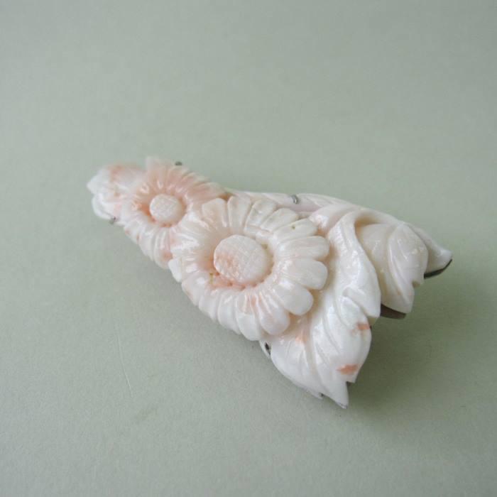 珊瑚 帯留め 菊の花 手彫り さんご ブローチ アクセサリー 美品 本珊瑚 