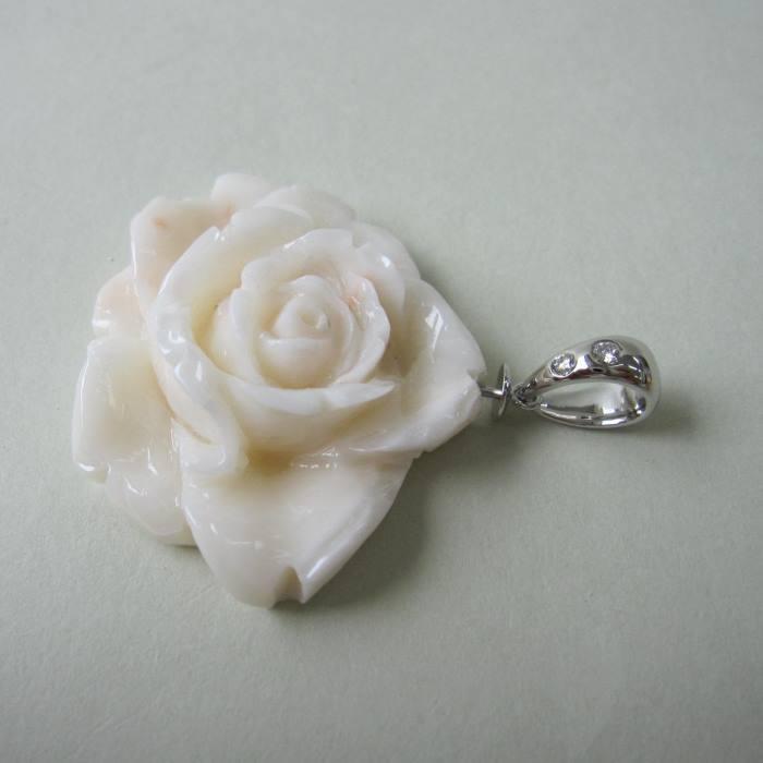 【豪華】 白珊瑚 大輪の薔薇の花 ペンダントトップ Pt900 ダイヤ0.08ct 『宝石サンゴ』 珊瑚婚 還暦 誕生日 御祝 厄除 御守 3月の誕生石 ギフト プレゼントの画像
