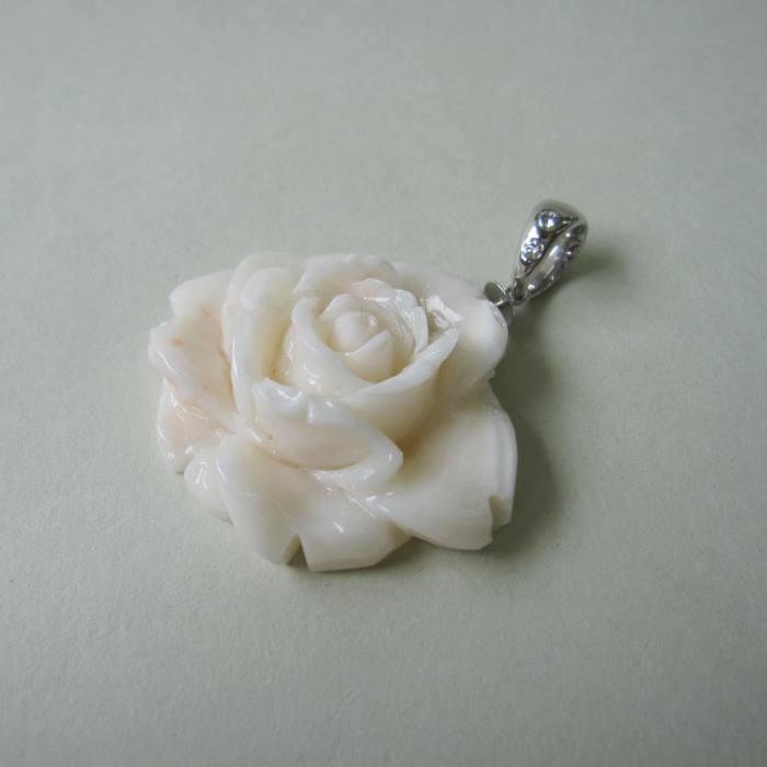 【豪華】 白珊瑚 大輪の薔薇の花 ペンダントトップ Pt900 ダイヤ0.08ct 『宝石サンゴ』 珊瑚婚 還暦 誕生日 御祝 厄除 御守 3月の誕生石 ギフト プレゼントの画像