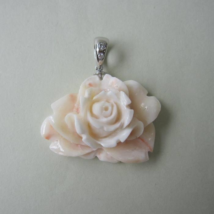 【豪華】 ミッド珊瑚 大輪の薔薇の花 ペンダントトップ Pt900 ダイヤ0.08ct 『宝石サンゴ』 珊瑚婚 還暦 誕生日 御祝 厄除 御守 3月の誕生石 ギフト プレゼントの画像