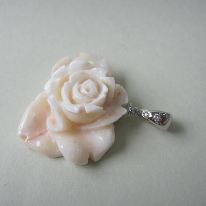 【豪華】 ミッド珊瑚 大輪の薔薇の花 ペンダントトップ Pt900 ダイヤ0.08ct 『宝石サンゴ』 珊瑚婚 還暦 誕生日 御祝 厄除 御守 3月の誕生石 ギフト プレゼントの画像