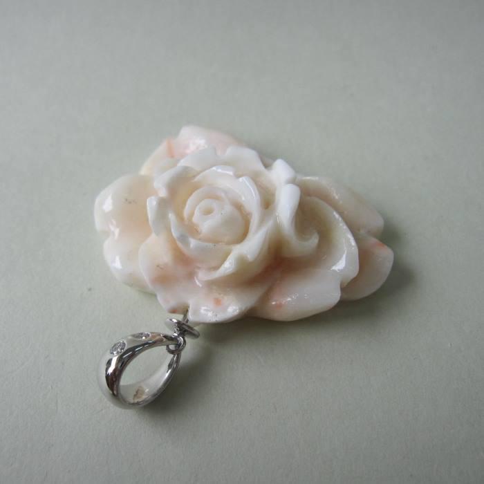 【豪華】 ミッド珊瑚 大輪の薔薇の花 ペンダントトップ Pt900 ダイヤ0.08ct 『宝石サンゴ』 珊瑚婚 還暦 誕生日 御祝 厄除 御守 3月の誕生石 ギフト プレゼントの画像