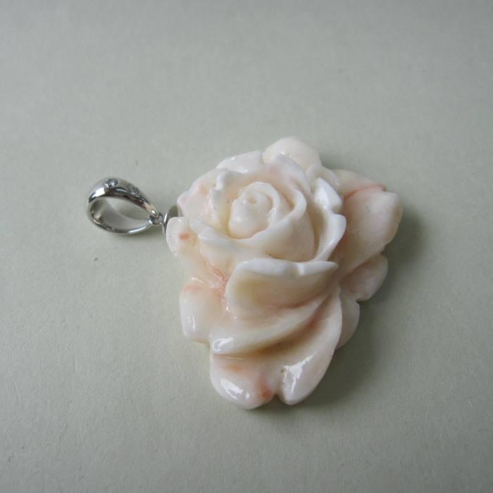 【豪華】 ミッド珊瑚 大輪の薔薇の花 ペンダントトップ Pt900 ダイヤ0.08ct 『宝石サンゴ』 珊瑚婚 還暦 誕生日 御祝 厄除 御守 3月の誕生石 ギフト プレゼントの画像