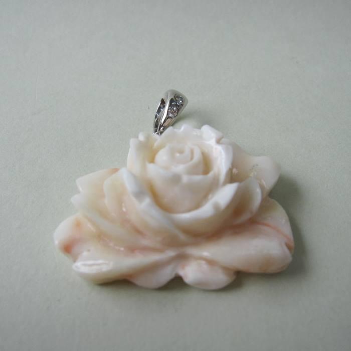 【豪華】 ミッド珊瑚 大輪の薔薇の花 ペンダントトップ Pt900 ダイヤ0.08ct 『宝石サンゴ』 珊瑚婚 還暦 誕生日 御祝 厄除 御守 3月の誕生石 ギフト プレゼントの画像