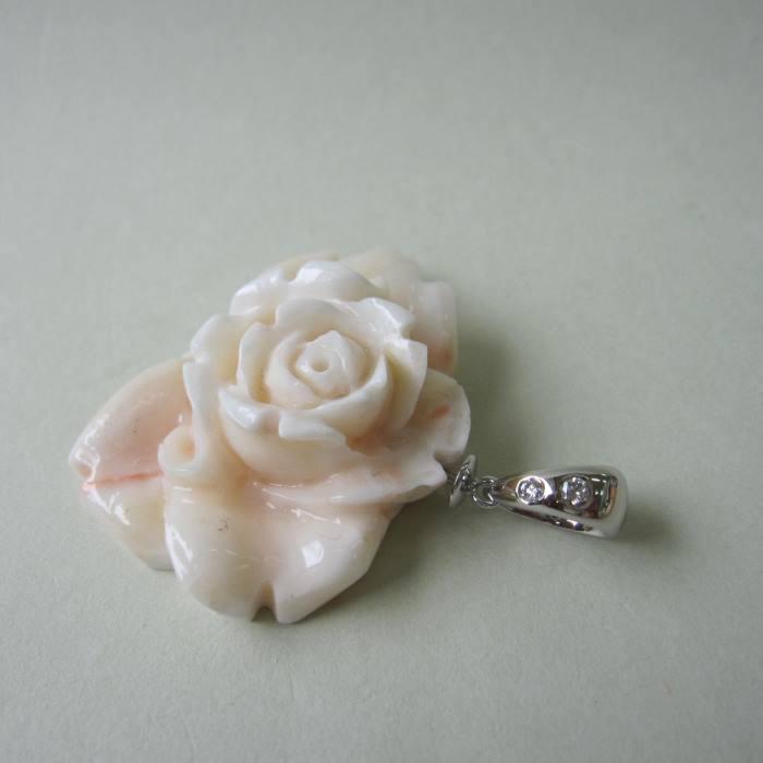 【豪華】 ミッド珊瑚 大輪の薔薇の花 ペンダントトップ Pt900 ダイヤ0.08ct 『宝石サンゴ』 珊瑚婚 還暦 誕生日 御祝 厄除 御守 3月の誕生石 ギフト プレゼントの画像