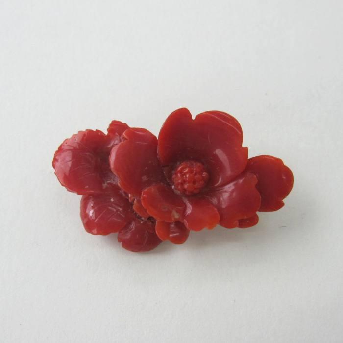 日本 高知産赤珊瑚 美しい椿の彫り ブローチ SNP 「あか」『宝石サンゴ