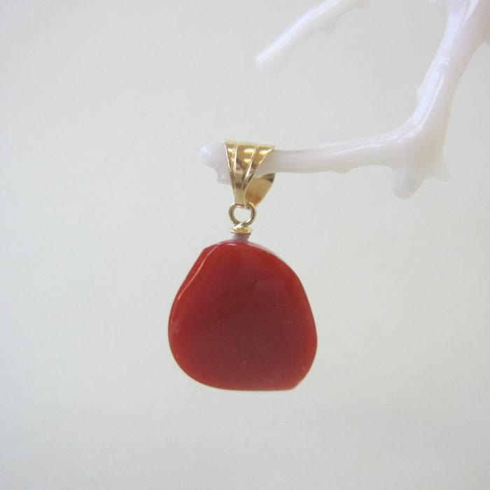 日本 高知産赤珊瑚 変形 ペンダントトップ K18 宝石サンゴ 珊瑚婚 還暦