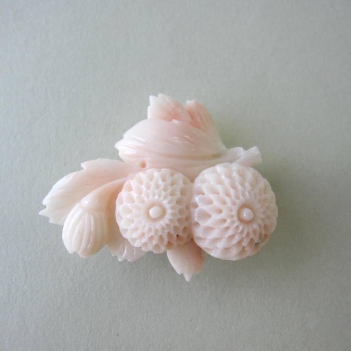 ミッド珊瑚 菊の花の彫り 帯留め 洋銀 着物 浴衣 和装小物 宝石サンゴ 