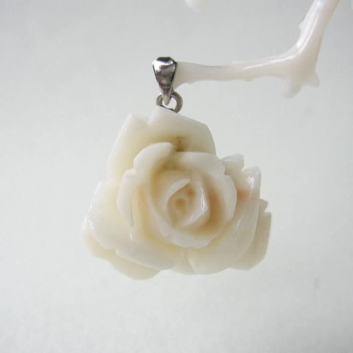 白珊瑚 薔薇の花 ペンダントトップ 真鍮 宝石サンゴ 珊瑚婚 還暦