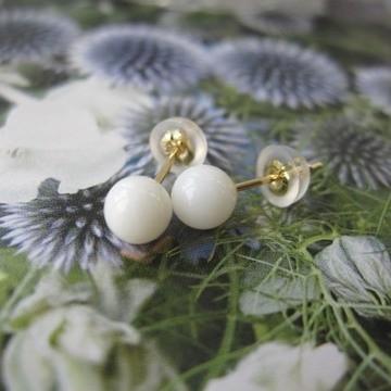 白珊瑚 丸玉ピアス(4.3mm) K18 『宝石サンゴ』 珊瑚婚 還暦 誕生日 御 
