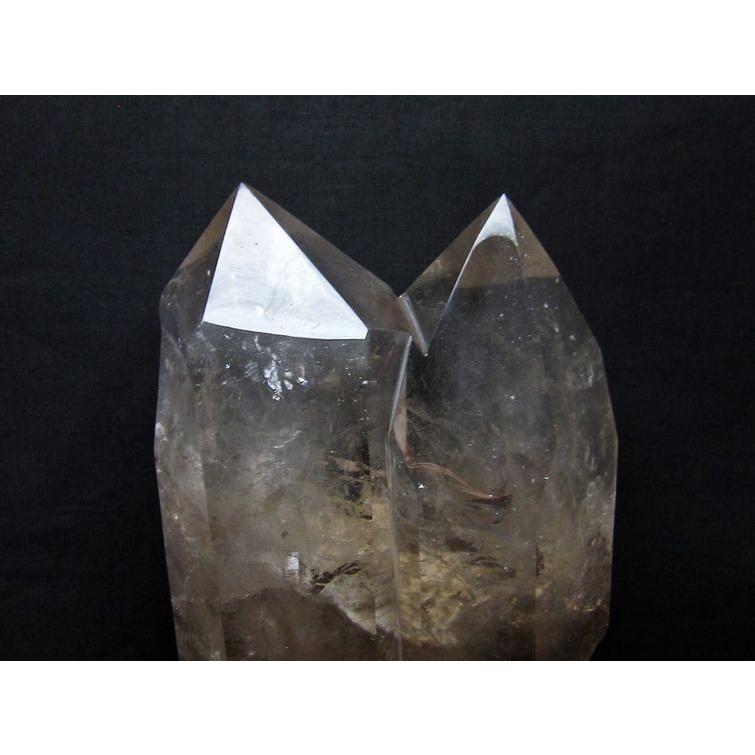 スモーキークォーツ 六角柱 煙水晶 7.1Kg 台座付属 送料無料 一点物