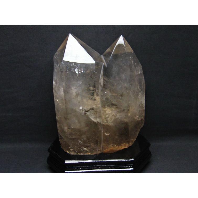 スモーキークォーツ 六角柱 煙水晶 7.1Kg 台座付属 送料無料 一点物