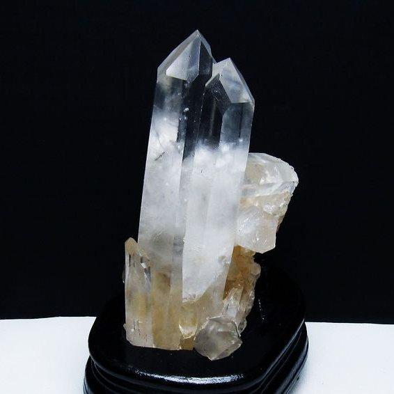 【天然石】マダガスカル産　水晶クラスター　原石　台座付き　置物 937g 1.3Kg 水晶 クラスター 原石 マダガスカル産 台座付属 一点物 [送料