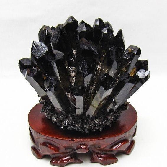 超高品質✨ 大迫力！ モリオン クラスター 木製台座付き 黒水晶 1.4Kg 黒水晶 クラスター モリオン 原石 台座付属 一点物 送料無料 182
