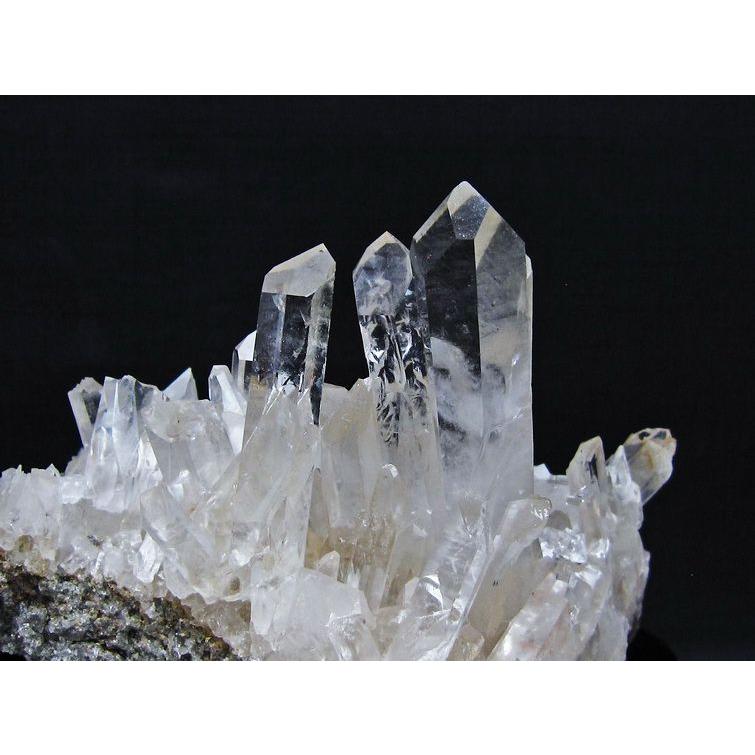2Kg 水晶 クラスター マダガスカル産 台座付属 原石 送料無料 一点物