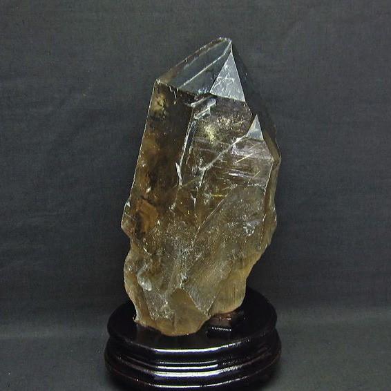 3.2Kg スモーキークォーツ 煙水晶 原石 ルチルクォーツ入り 台座付属