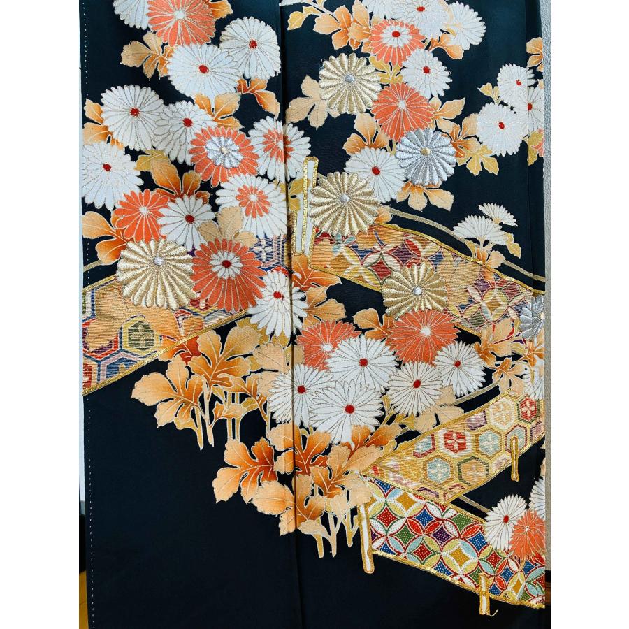 着物 黒留袖 正絹 / 黒色系 ブラック系 五つ紋 菊 身丈約152cm 裄丈約