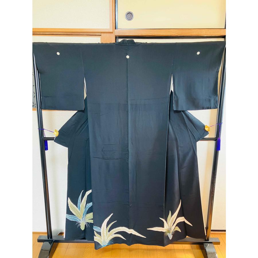 着物 黒留袖 正絹 / 黒色系 ブラック系 五つ紋 草花文 身丈約153cm 裄