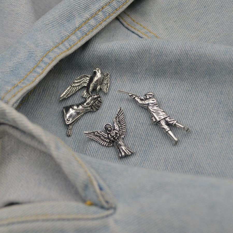 英国製 ピンバッジ ローマン・ダブルアックス Brown Pewter : 英国雑貨