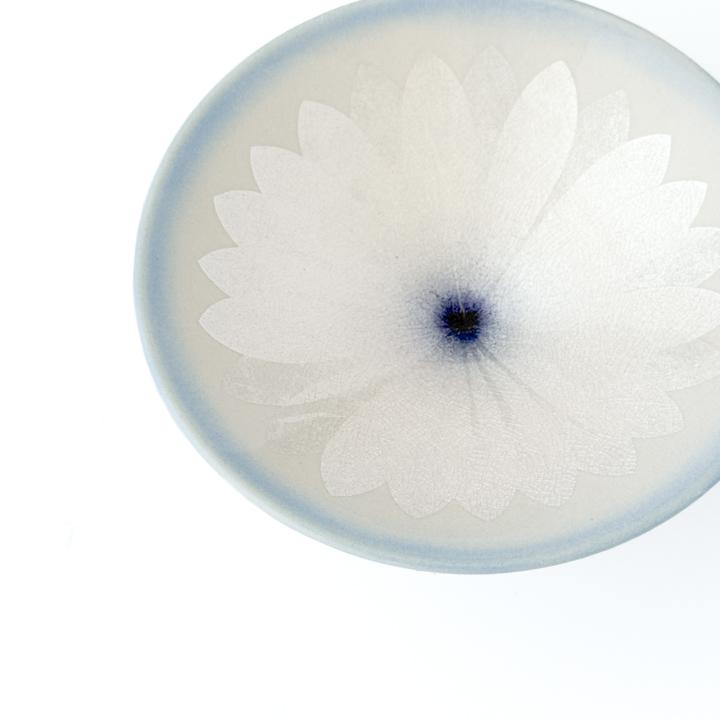 九谷焼 【人間国宝 中田一於】九谷焼 盃 淡桜釉裏銀彩 花文 桐箱入