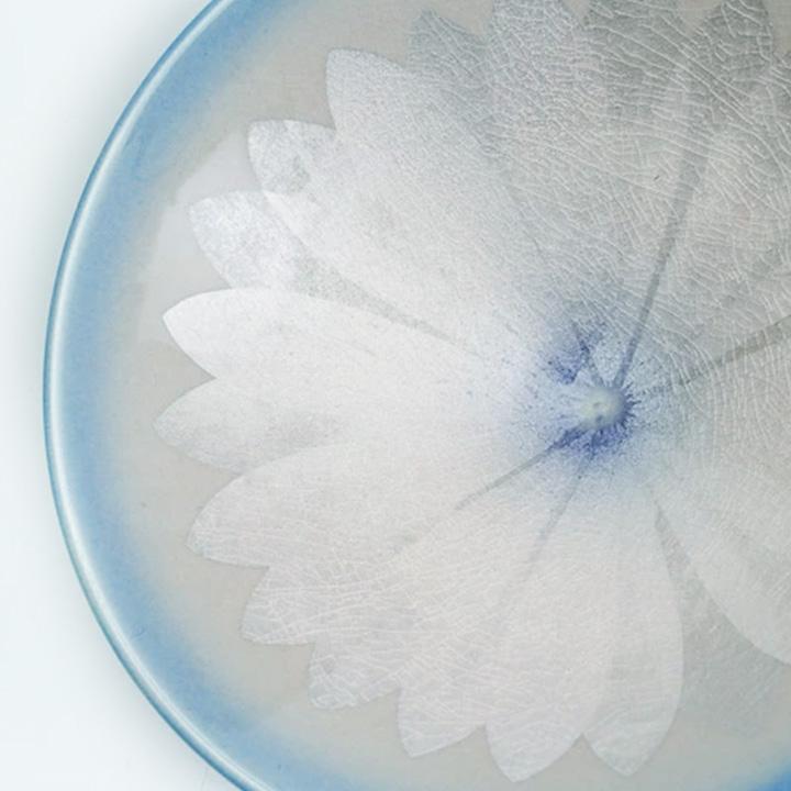 九谷焼 【人間国宝 中田一於】九谷焼 盃 淡桜釉裏銀彩 花文 桐箱入