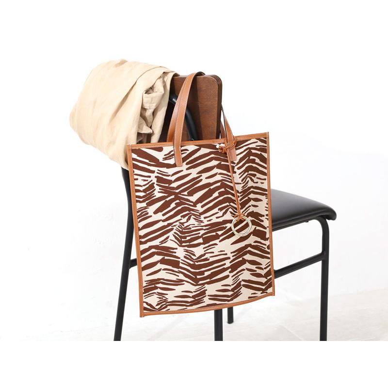 フィールアンドテイスト トートバッグ FLAT TOTE アニマルプリント f151d497 ゼブラ A4サイズ対応 FEEL AND TASTE  牛革 通勤 コットン レザー lyp6の画像