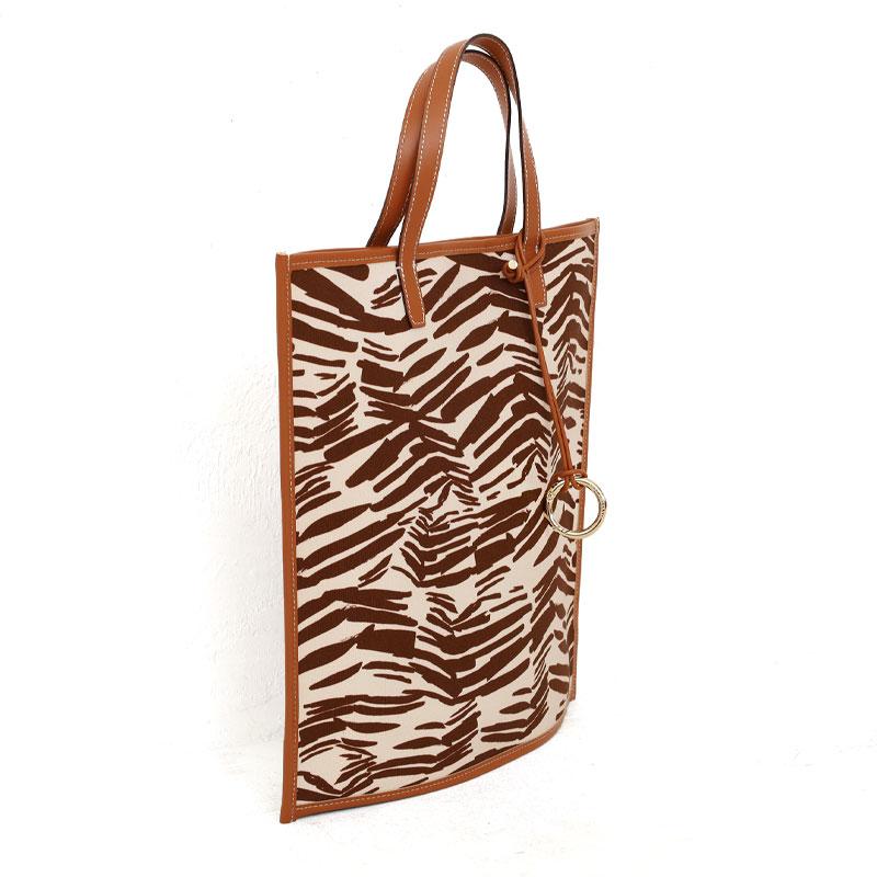 フィールアンドテイスト トートバッグ FLAT TOTE アニマルプリント f151d497 ゼブラ A4サイズ対応 FEEL AND TASTE  牛革 通勤 コットン レザー lyp6の画像