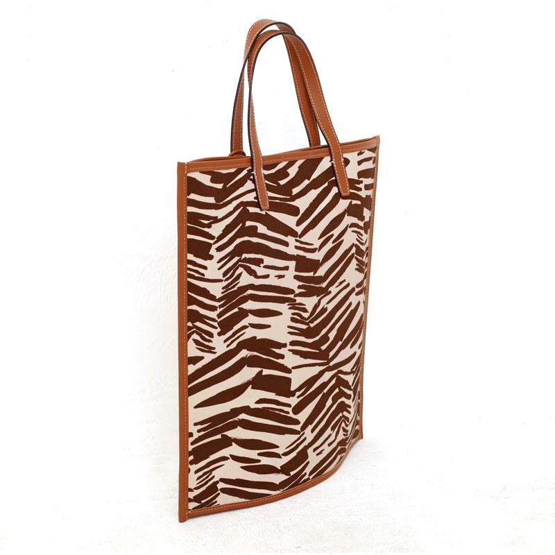 フィールアンドテイスト トートバッグ FLAT TOTE アニマルプリント f151d497 ゼブラ A4サイズ対応 FEEL AND TASTE  牛革 通勤 コットン レザー lyp6の画像