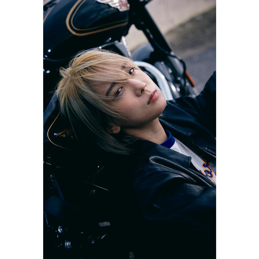 伊澤彩織 伊澤彩織PHOTO BOOK PLAYer 1 Book |  | 02