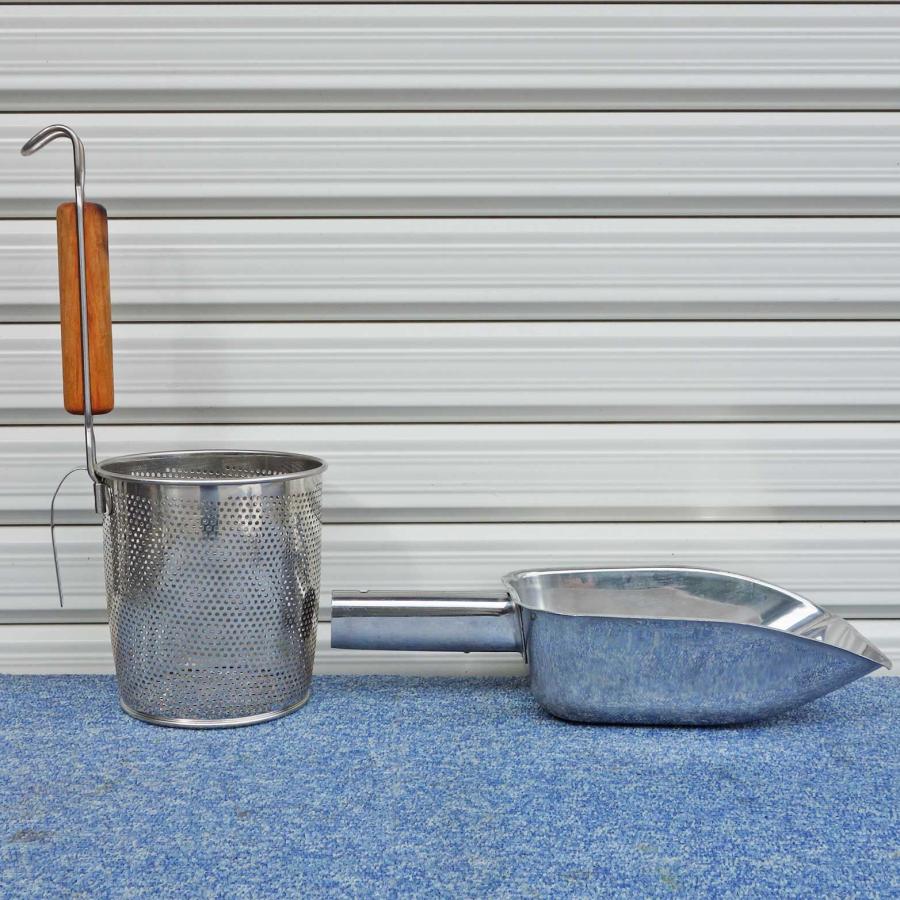 送料無料 ◇ 18-8ステンレス パンチング木柄平底煮ざる 135×140mm 和田