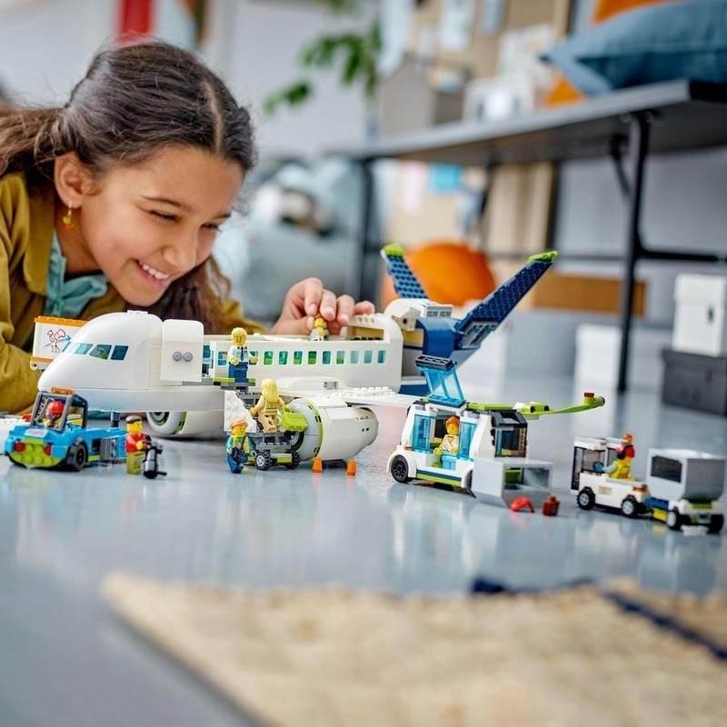 【オンライン限定価格】レゴ LEGO シティ 旅客機 60367｜おもちゃ 玩具 誕生日 プレゼント ブロック 知育 7歳 8歳 9歳の画像