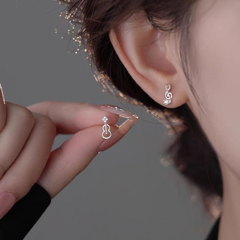 ピアス 18金 アレルギー対応 レディース 小さめ 透かし バイオリン 音符 音楽 ト音記号 弦楽器 アシンメトリー 仕事 プレゼント |  | 02