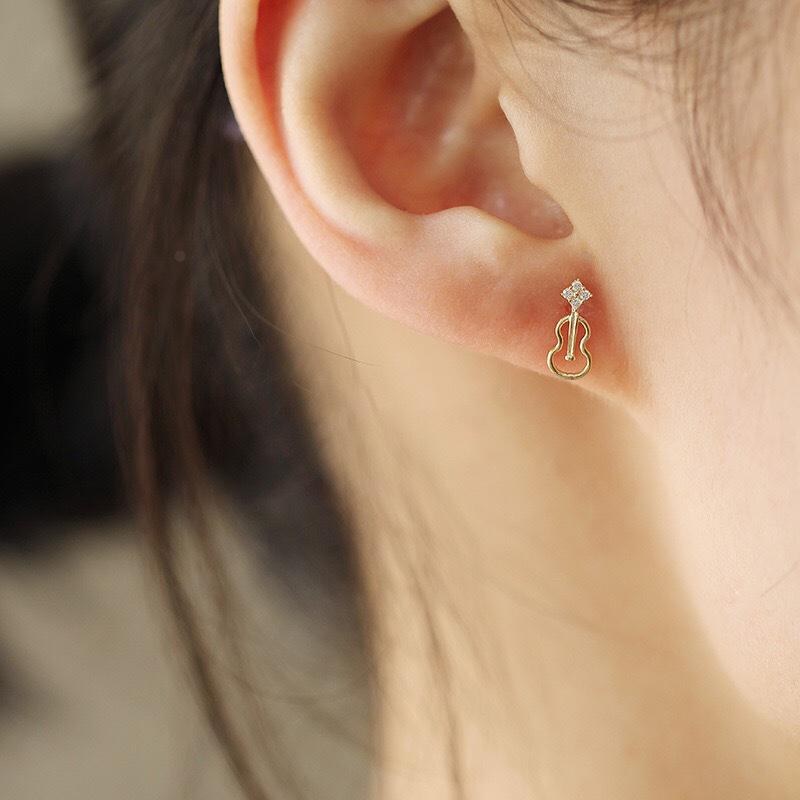 ピアス 18金 アレルギー対応 レディース 小さめ 透かし バイオリン 音符 音楽 ト音記号 弦楽器 アシンメトリー 仕事 プレゼント |  | 03