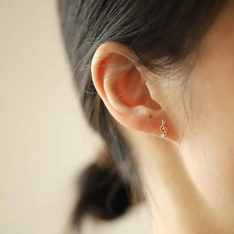 ピアス 18金 アレルギー対応 レディース 小さめ 透かし バイオリン 音符 音楽 ト音記号 弦楽器 アシンメトリー 仕事 プレゼント |  | 05